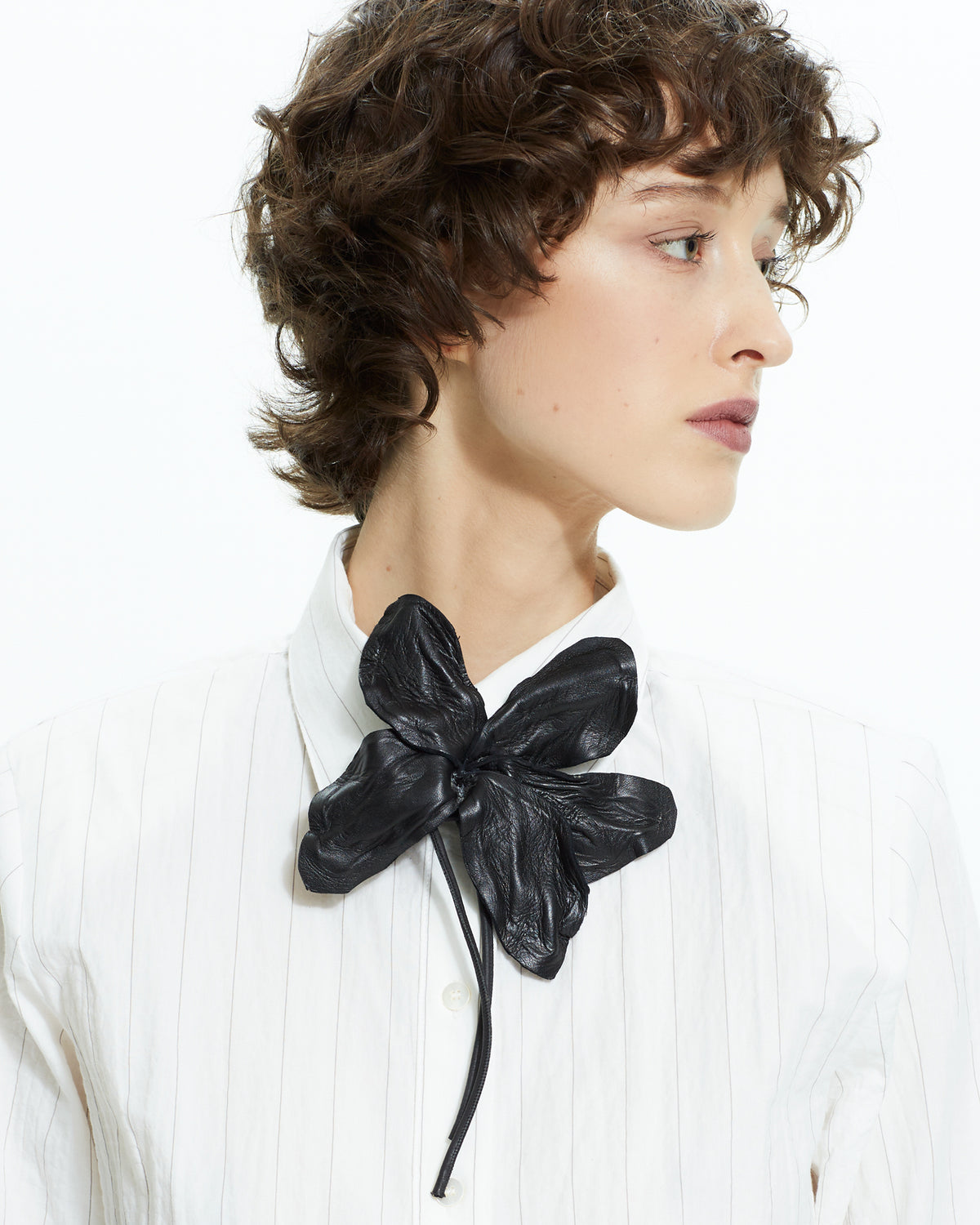 _MALLONI Spilla fiore in pelle NERO