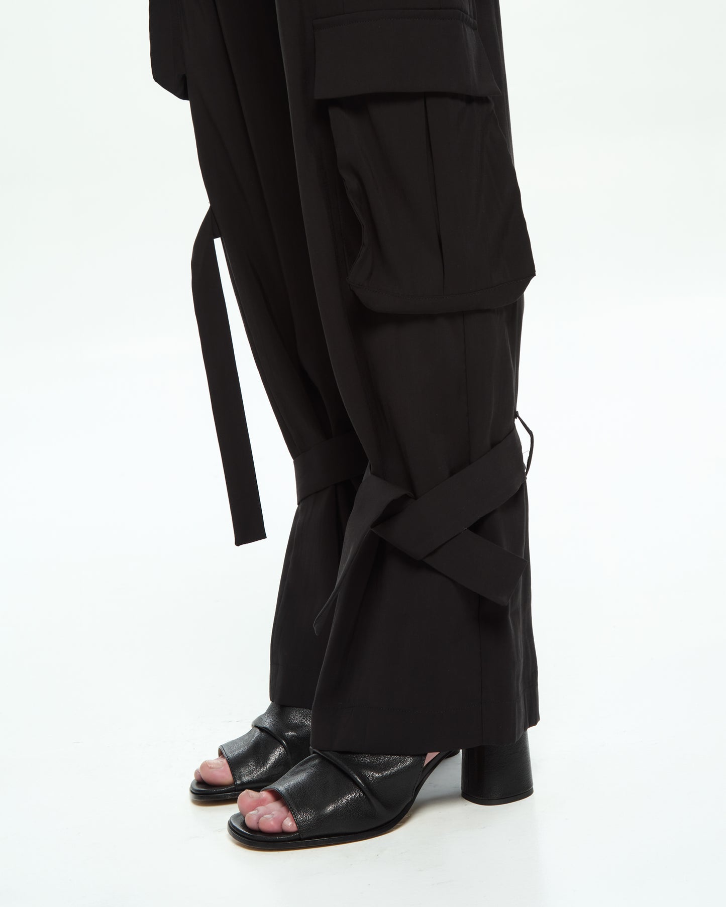 MLO Pantaloni cargo con tasche applicate NERO