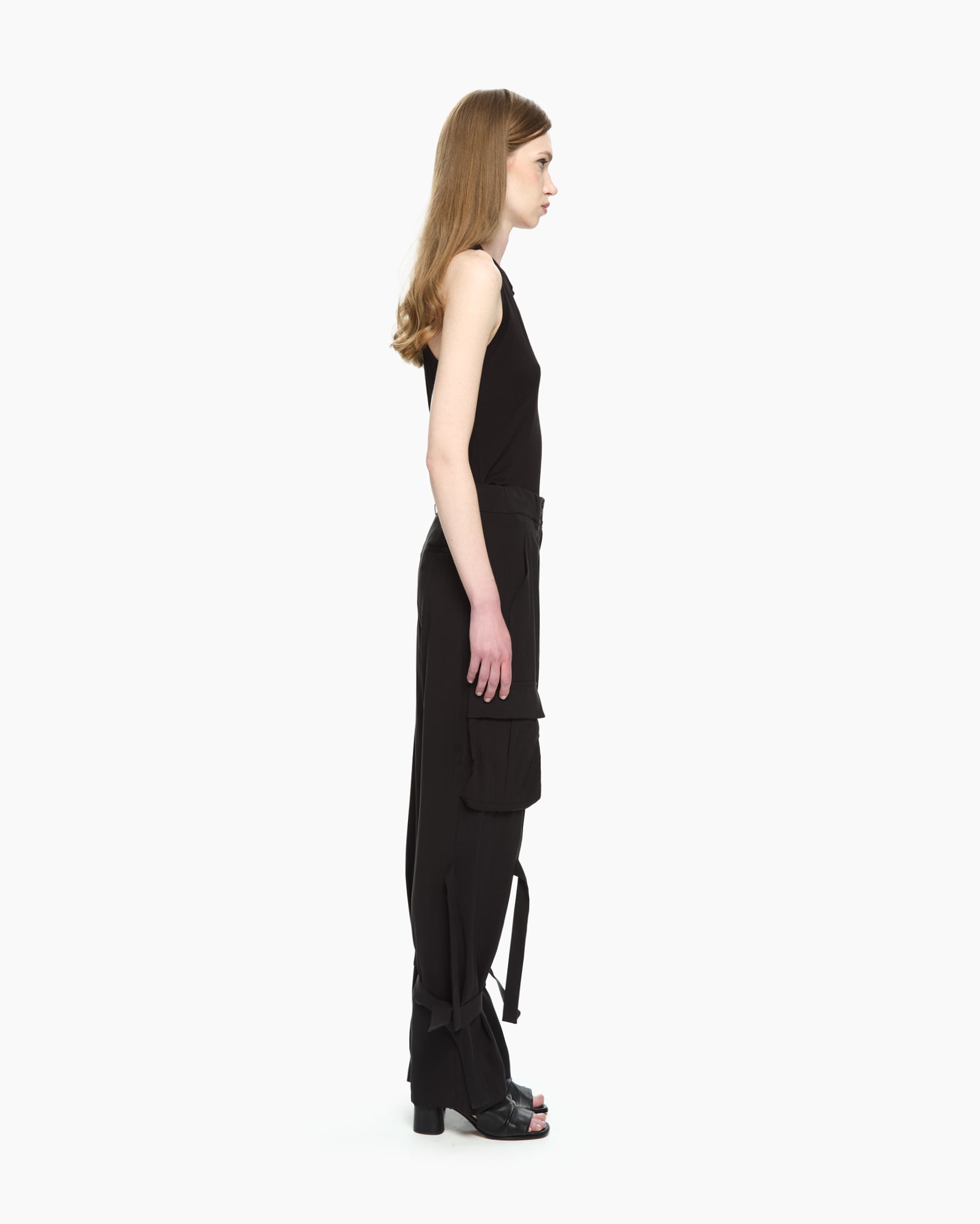 MLO Pantaloni cargo con tasche applicate NERO