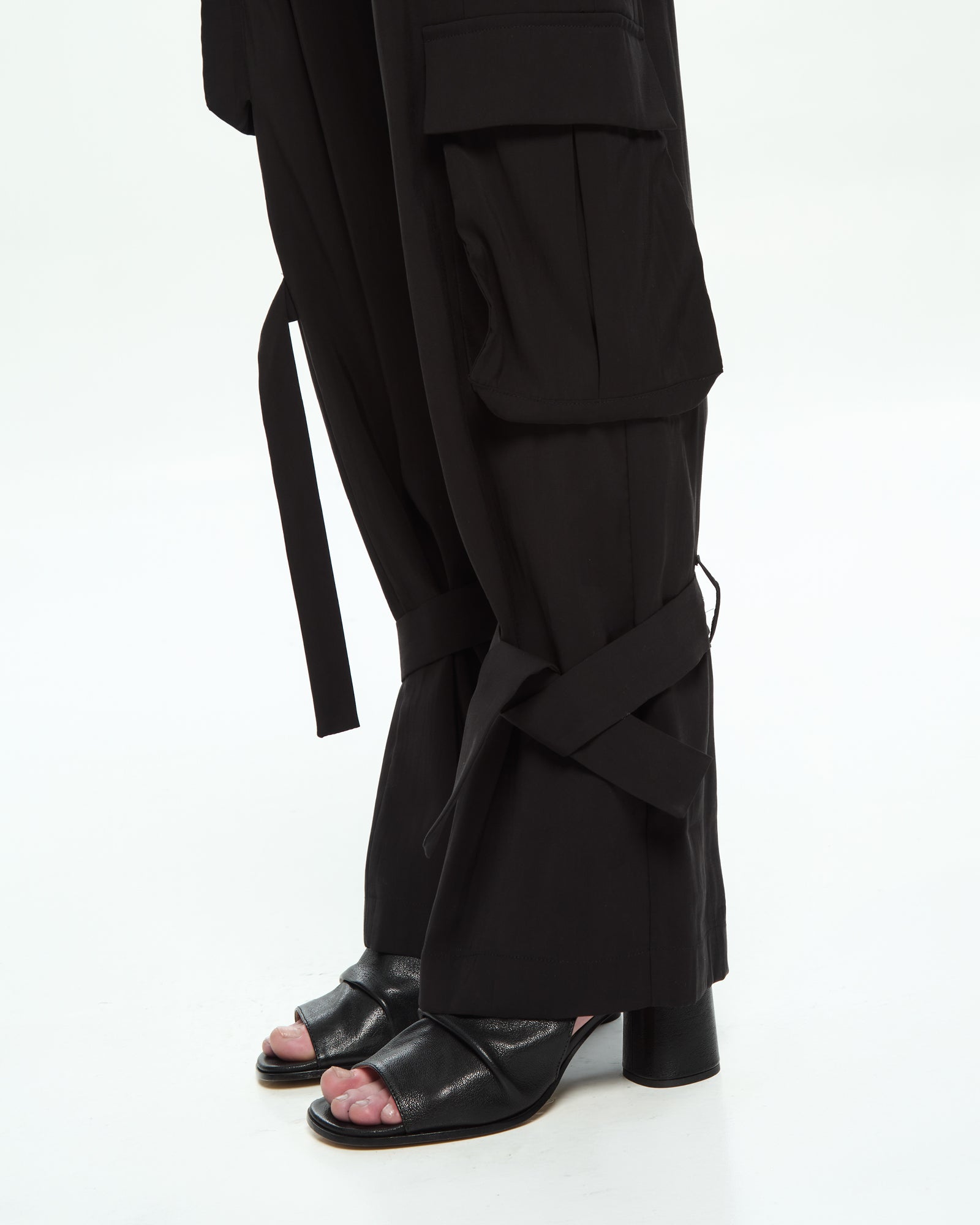 MLO Pantaloni cargo con tasche applicate NERO
