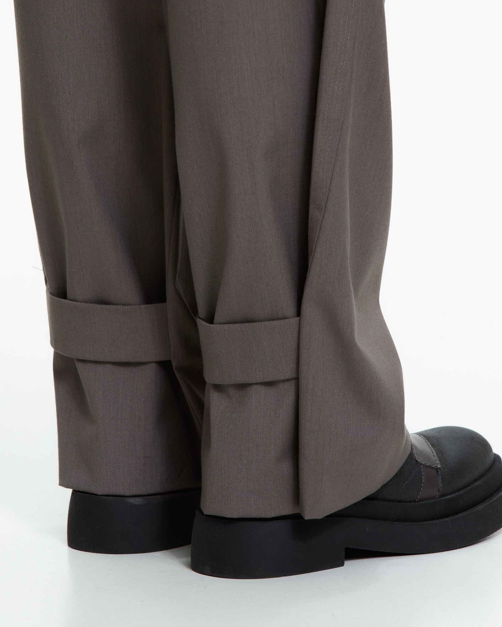 MLO Pantalone con dettaglio sul fondo MARRONE