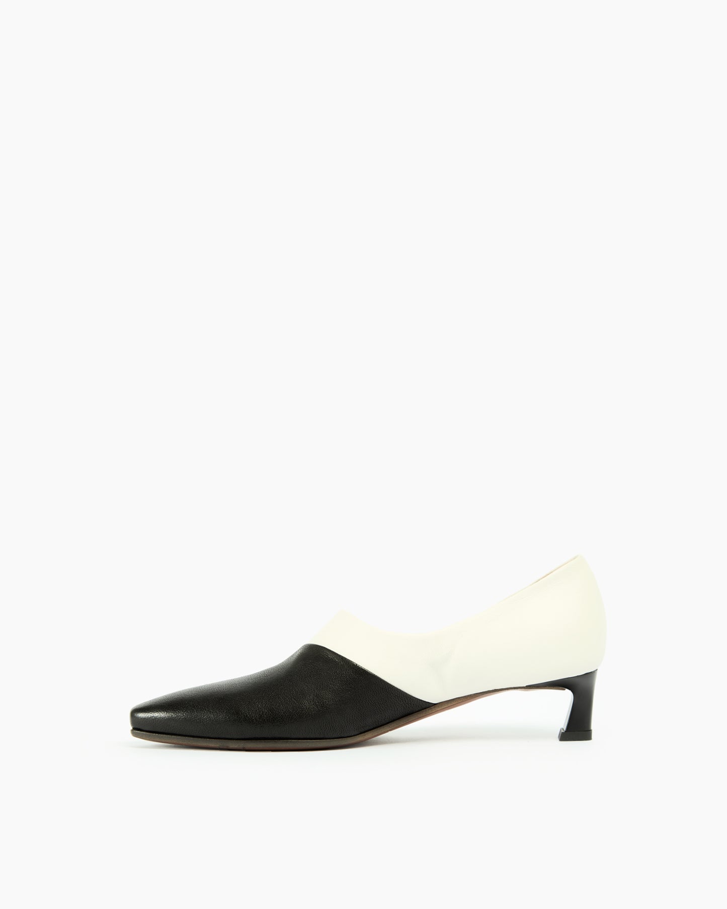 MLO Décolleté con pannelli sagomati e tacco sottile NERO+BIANCO