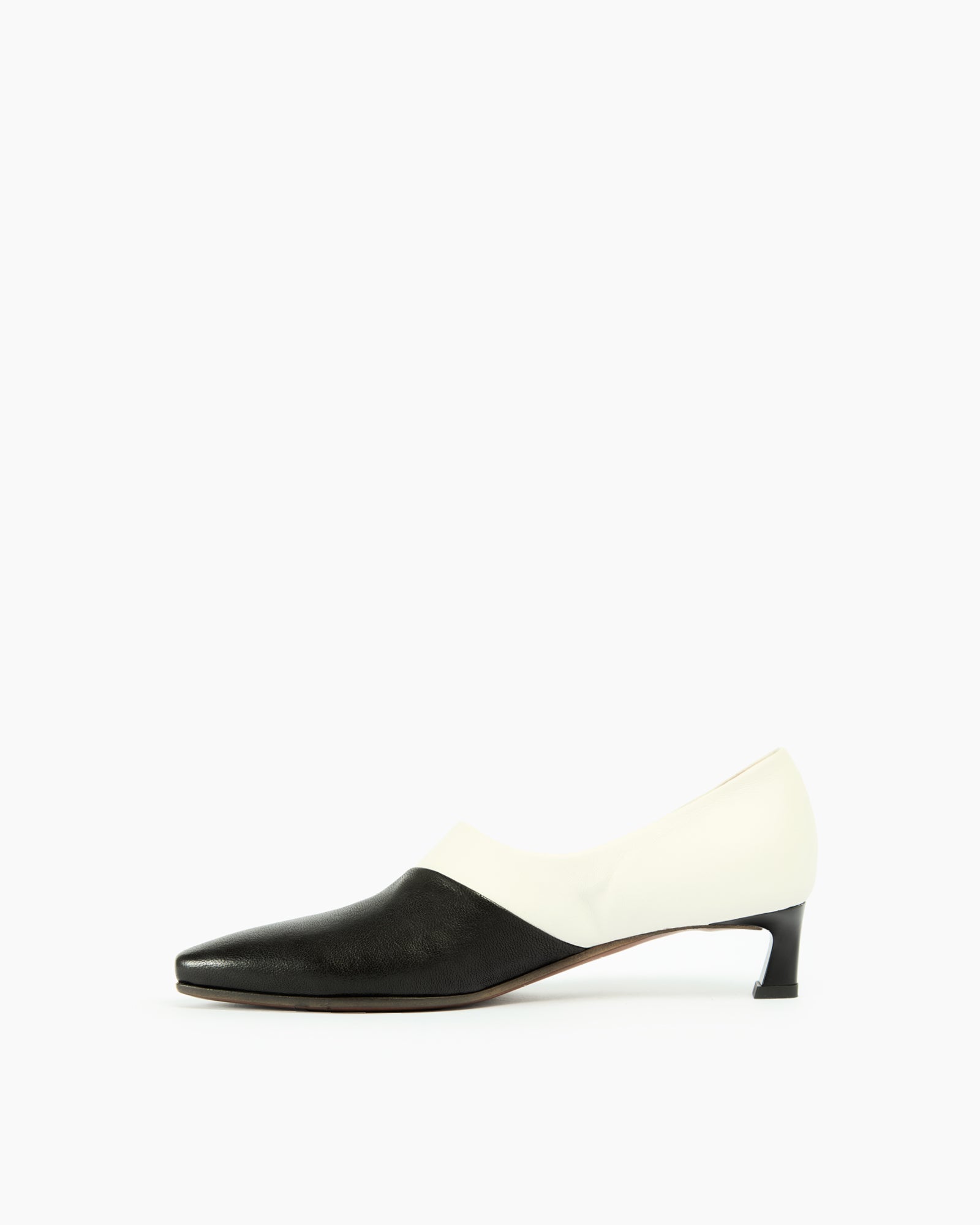 MLO Décolleté con pannelli sagomati e tacco sottile NERO+BIANCO