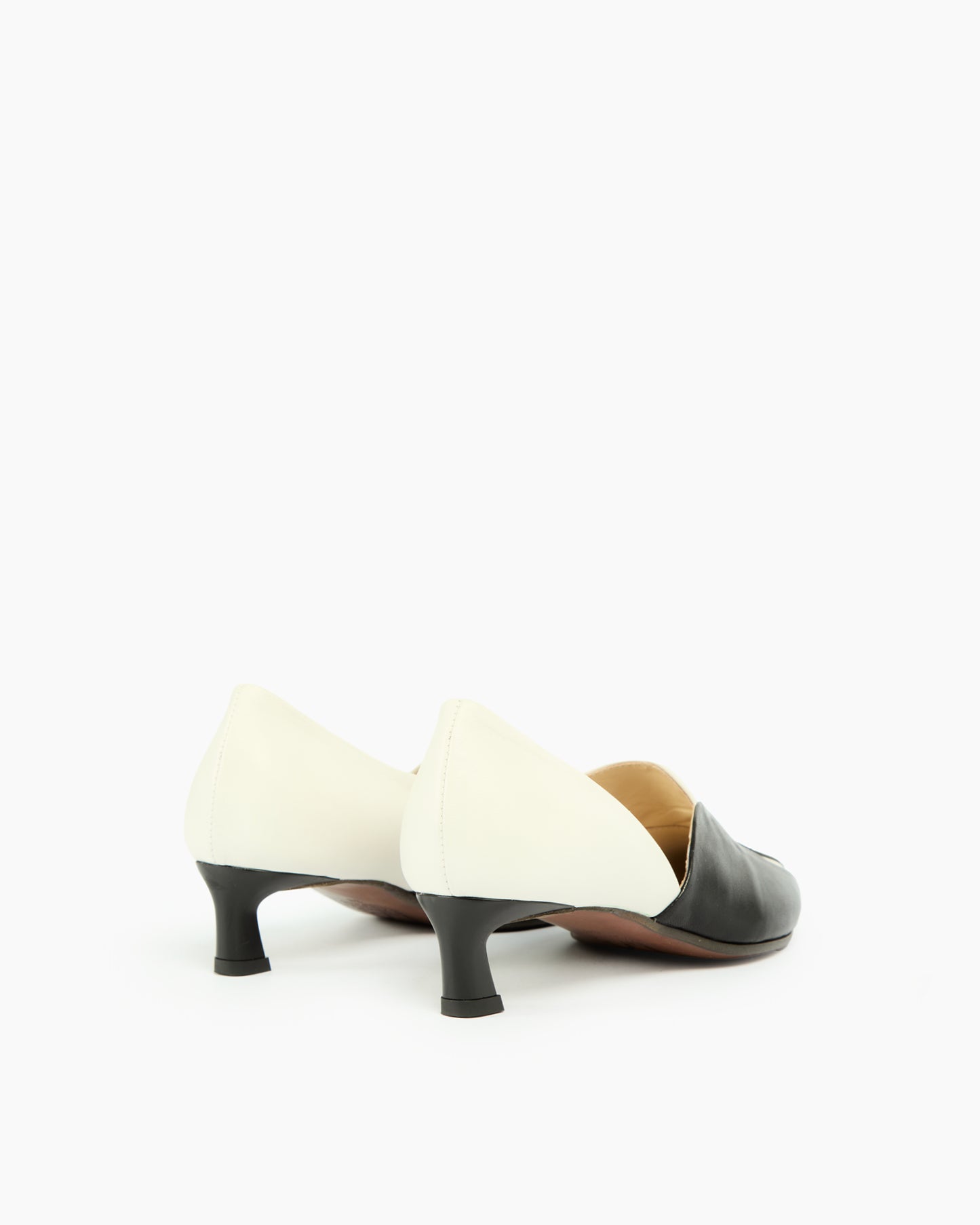 MLO Décolleté con pannelli sagomati e tacco sottile NERO+BIANCO